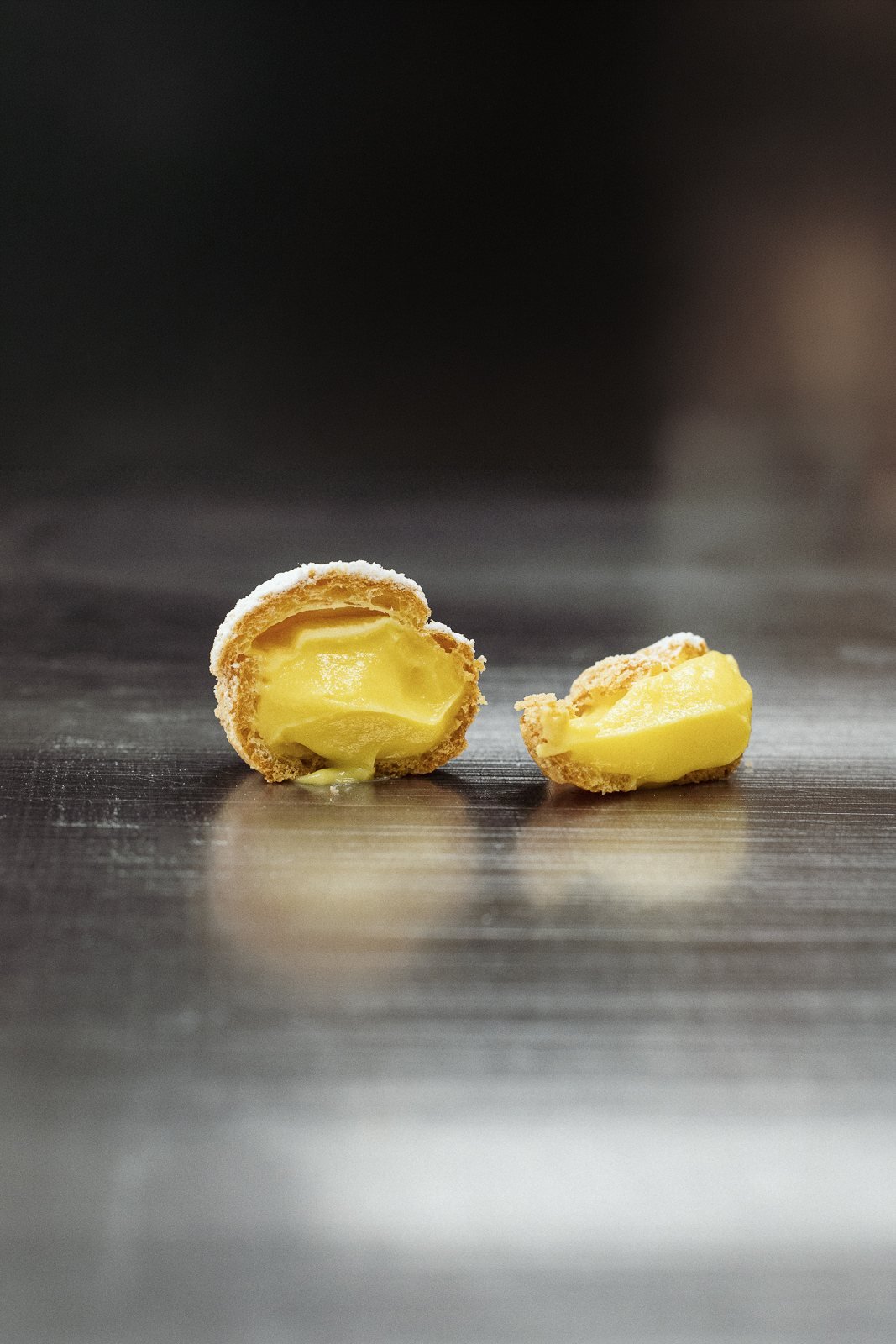 Un dolce con il ripieno alla crema in vista