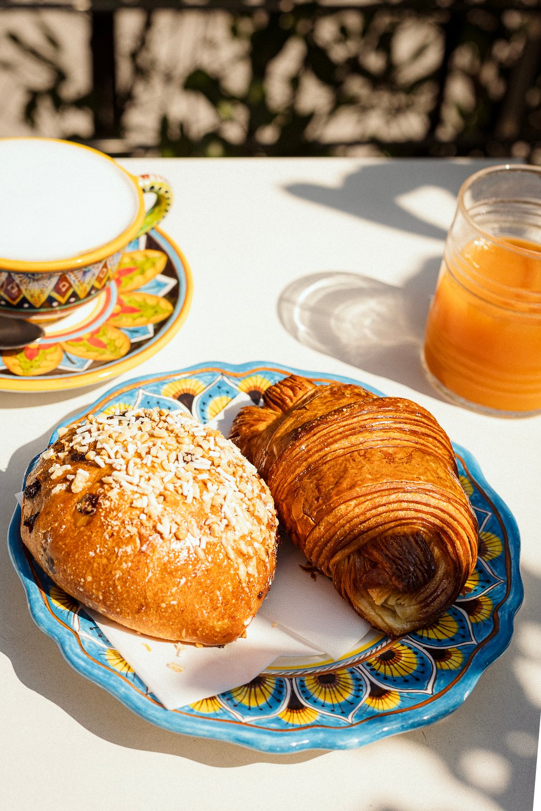 Croissant artigianali, cappuccino e spremuta