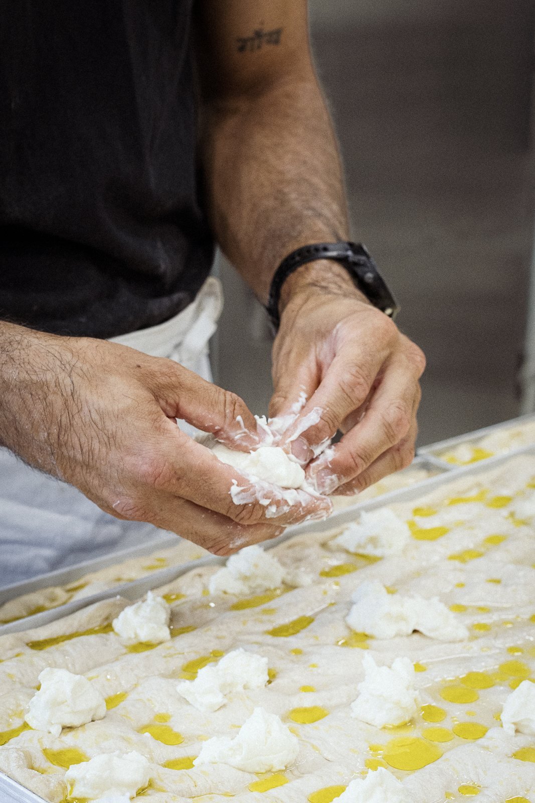 Le mani al lavoro sulla focaccia