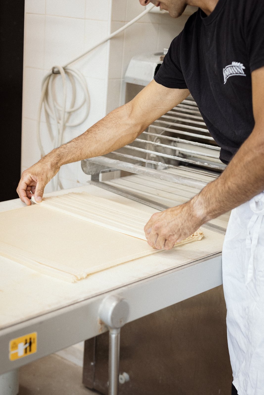 La lavorazione a mano dell&rsquo;impasto
