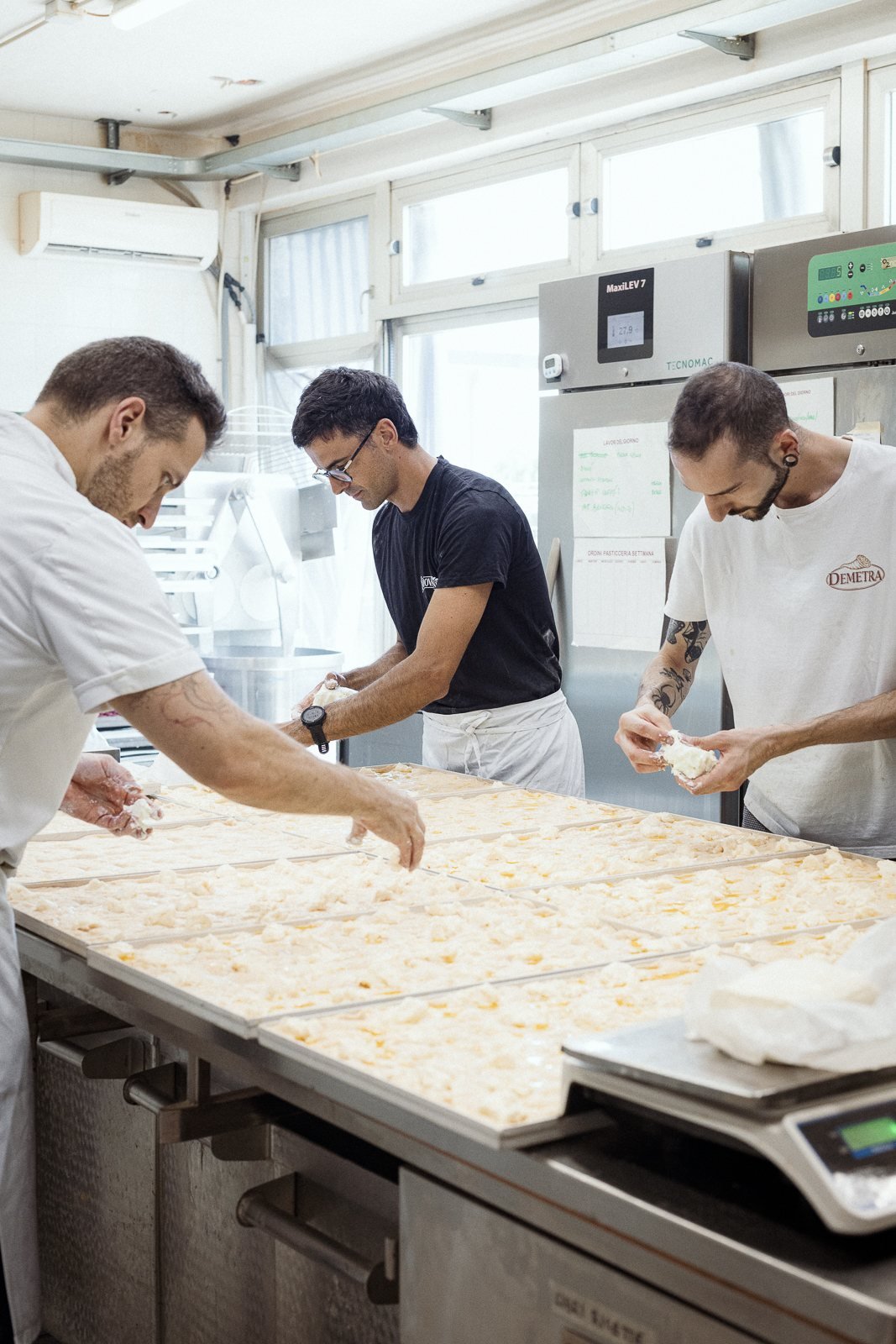 Il gruppo al lavoro sulla preparazione delle focacce