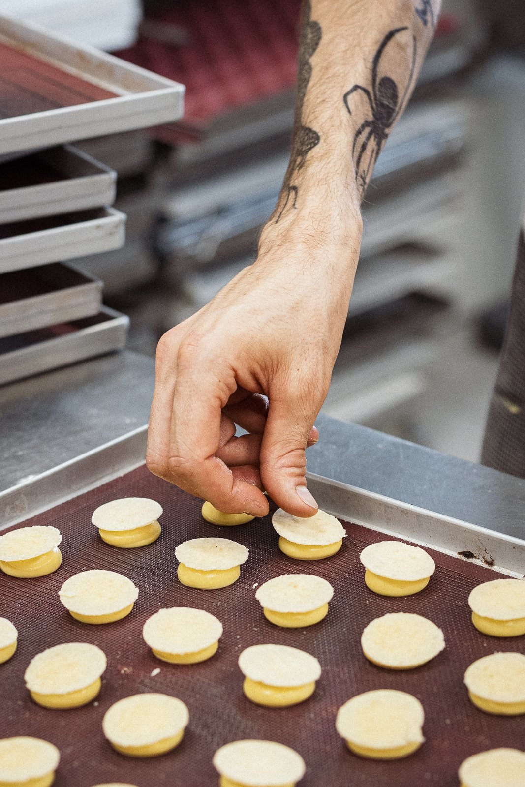Preparazione dei dolci sulle teglie